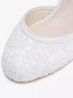 Chaussures de mariage vintage ivoire à bout rond et talon compensé.