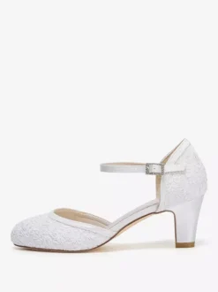 Chaussures de mariage vintage ivoire à bout rond et talon compensé.
