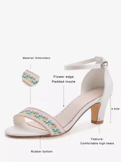 Chaussures de mariée à talons épais brodées de fleurs avec bride à la cheville