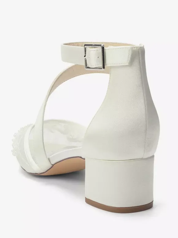 Chaussures de mariée à talons compensés bout pointu ornées de perles et de brides à talons bas.