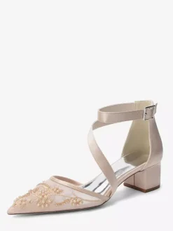 Chaussures de mariée à talons compensés bout pointu ornées de perles et de brides à talons bas.