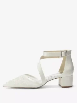 Chaussures de mariée à talons compensés bout pointu ornées de perles et de brides à talons bas.