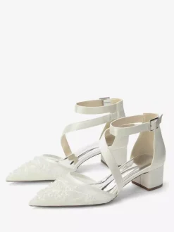 Chaussures de mariée à talons compensés bout pointu ornées de perles et de brides à talons bas.