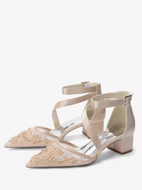Chaussures de mariée à talons compensés bout pointu ornées de perles et de brides à talons bas.