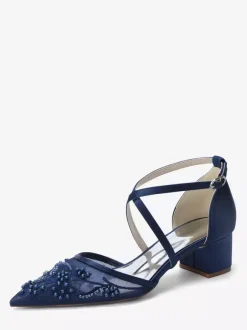 Chaussures de mariée blanches en résille à bout pointu ornées de perles et de brides croisées à talon épais.