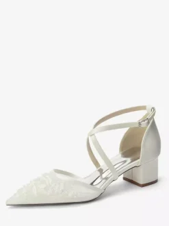 Chaussures de mariée blanches en résille à bout pointu ornées de perles et de brides croisées à talon épais.