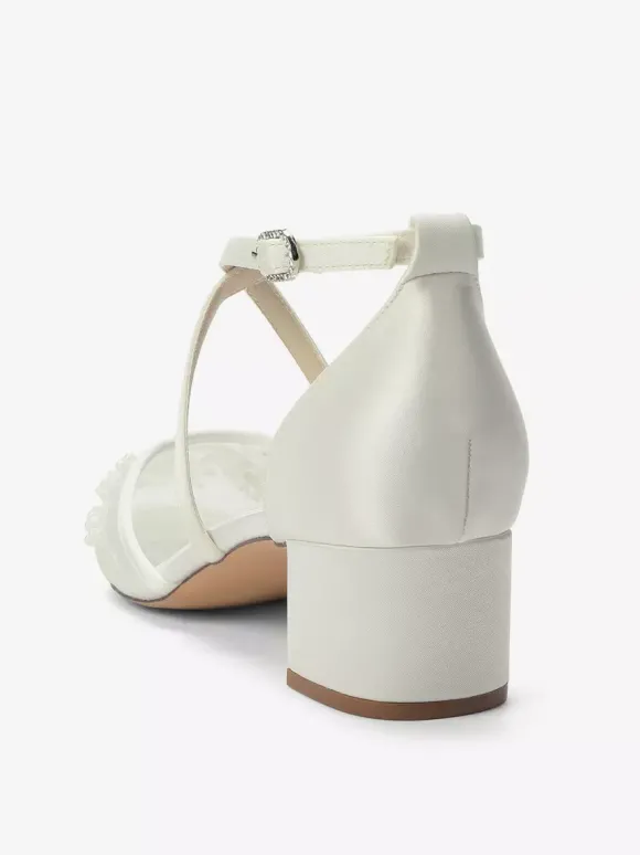 Chaussures de mariée blanches en résille à bout pointu ornées de perles et de brides croisées à talon épais.