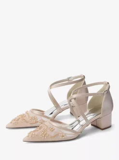Chaussures de mariée blanches en résille à bout pointu ornées de perles et de brides croisées à talon épais.