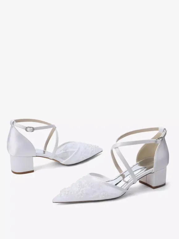 Chaussures de mariée blanches en résille à bout pointu ornées de perles et de brides croisées à talon épais.
