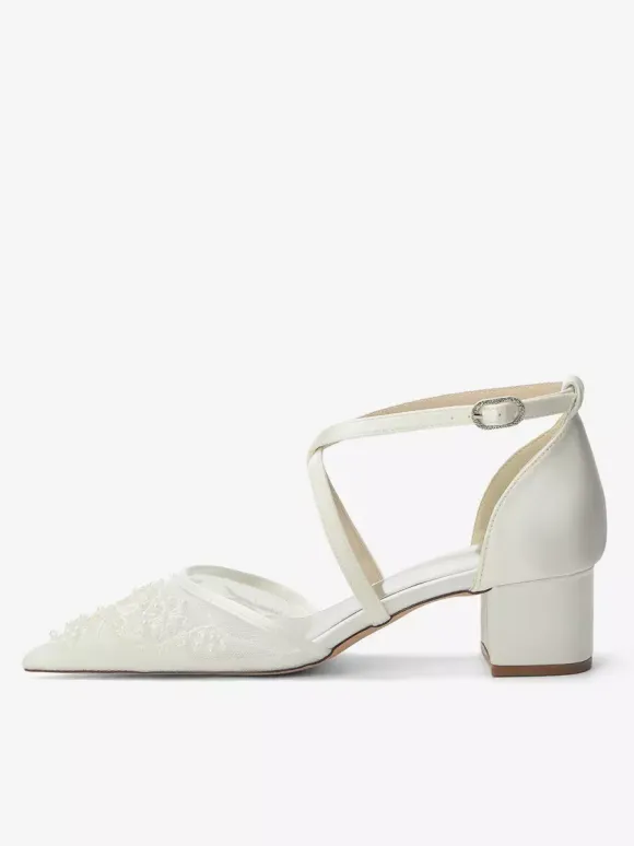 Chaussures de mariée blanches en résille à bout pointu ornées de perles et de brides croisées à talon épais.