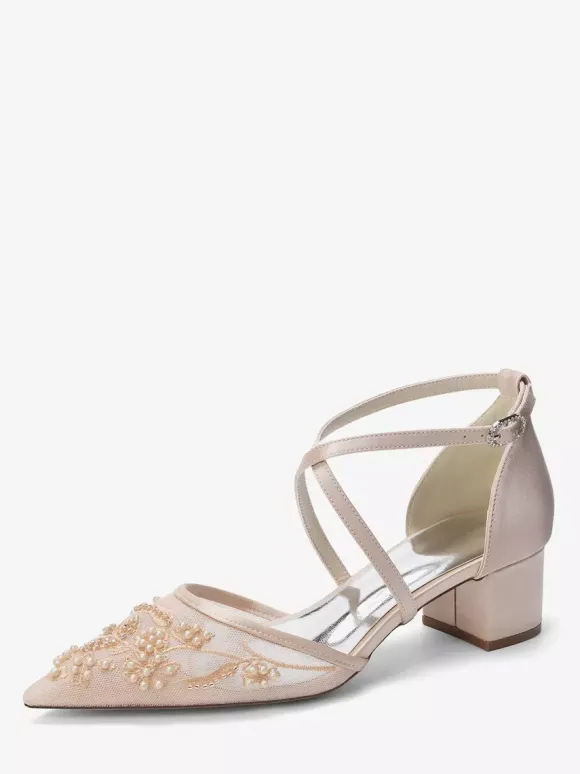 Chaussures de mariée blanches en résille à bout pointu ornées de perles et de brides croisées à talon épais.