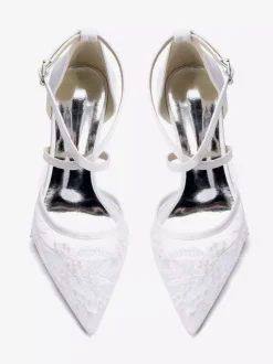 Chaussures de mariée blanches en résille à bout pointu ornées de perles et de brides croisées à talon épais.
