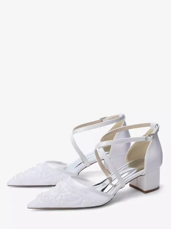 Chaussures de mariée blanches en résille à bout pointu ornées de perles et de brides croisées à talon épais.