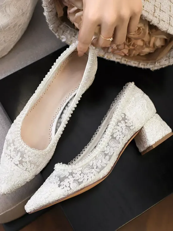 Chaussures de mariée en dentelle à bout pointu et talon compensé