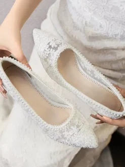 Chaussures de mariée en dentelle à bout pointu et talon compensé