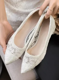 Chaussures de mariée en dentelle à bout pointu et talon compensé