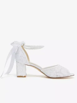 Chaussures de mariée en dentelle à bout ouvert ornées de fleurs de perles et de talons épais.