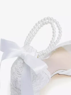 Chaussures de mariée en dentelle à bout ouvert ornées de fleurs de perles et de talons épais.