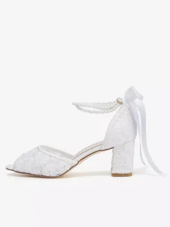 Chaussures de mariée en dentelle à bout ouvert ornées de fleurs de perles et de talons épais.