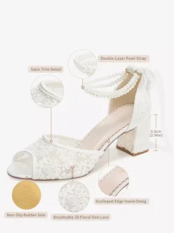 Chaussures de mariée en dentelle à bout ouvert ornées de fleurs de perles et de talons épais.