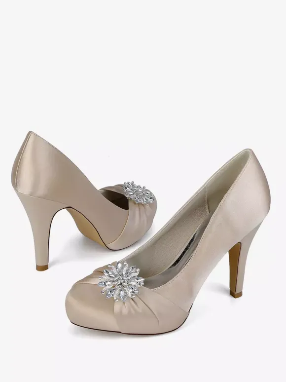 Chaussures de mariée en satin à bout rond et talons hauts avec strass