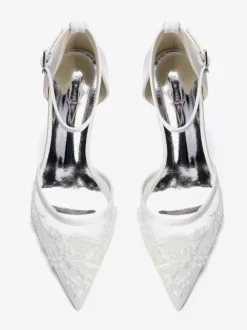 Chaussures de mariée ivoire à bout pointu en dentelle et bride cheville petit talon compensé.