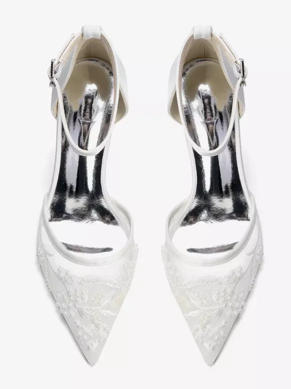 Chaussures de mariée ivoire à bout pointu en dentelle et bride cheville petit talon compensé.