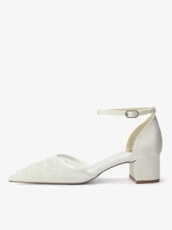Chaussures de mariée ivoire à bout pointu en dentelle et bride cheville petit talon compensé.