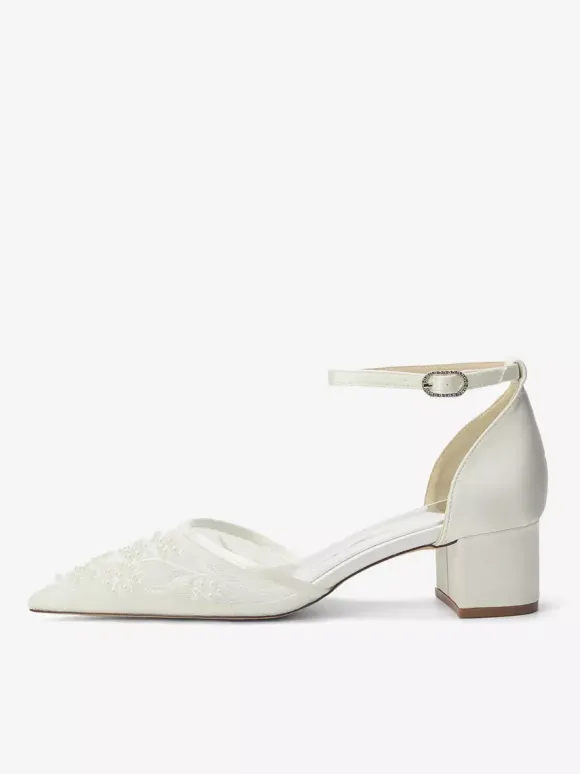 Chaussures de mariée ivoire à bout pointu en dentelle et bride cheville petit talon compensé.