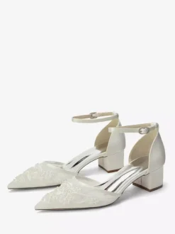 Chaussures de mariée ivoire à bout pointu en dentelle et bride cheville petit talon compensé.