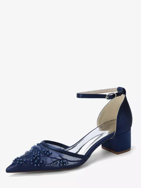 Chaussures de mariée ivoire à bout pointu en dentelle et bride cheville petit talon compensé.