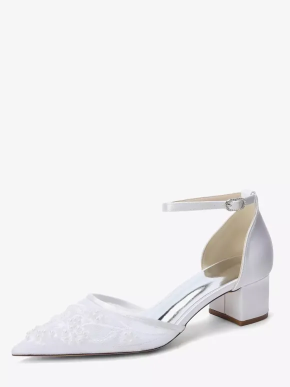 Chaussures de mariée ivoire à bout pointu en dentelle et bride cheville petit talon compensé.