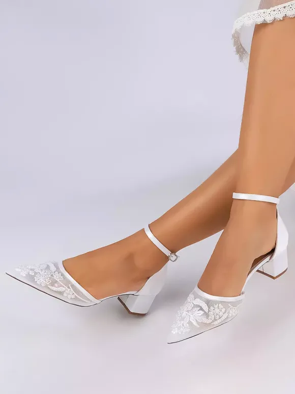Chaussures de mariée ivoire à bout pointu en dentelle et bride cheville petit talon compensé.