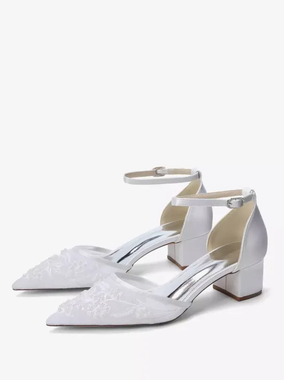 Chaussures de mariée ivoire à bout pointu en dentelle et bride cheville petit talon compensé.