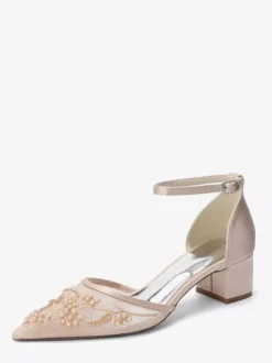 Chaussures de mariée ivoire à bout pointu en dentelle et bride cheville petit talon compensé.