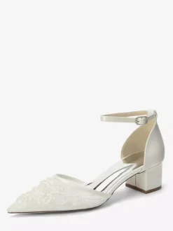 Chaussures de mariée ivoire à bout pointu en dentelle et bride cheville petit talon compensé.