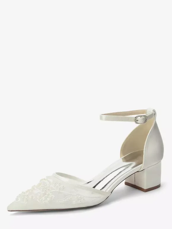 Chaussures de mariée ivoire à bout pointu en dentelle et bride cheville petit talon compensé.