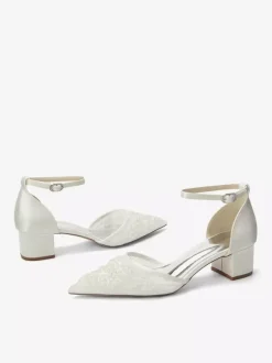 Chaussures de mariée ivoire à bout pointu en dentelle et bride cheville petit talon compensé.
