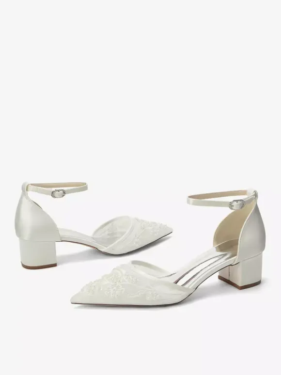 Chaussures de mariée ivoire à bout pointu en dentelle et bride cheville petit talon compensé.