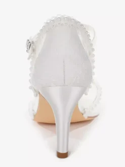 Chaussures de mariée ivoire à bout pointu et à talons hauts ornées de dentelle