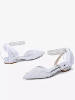 Chaussures de mariée plates en dentelle à bout pointu perles et bride cheville