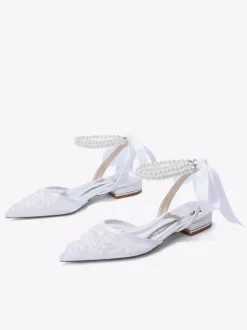 Chaussures de mariée plates en dentelle à bout pointu perles et bride cheville