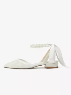 Chaussures de mariée plates en dentelle à bout pointu perles et bride cheville
