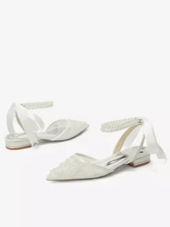 Chaussures de mariée plates en dentelle à bout pointu perles et bride cheville
