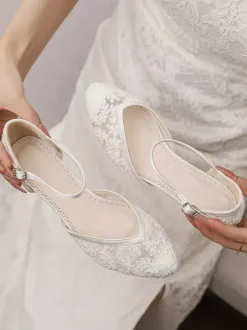 Chaussures de mariée vintage en dentelle bout pointu détail boucle talon chaton