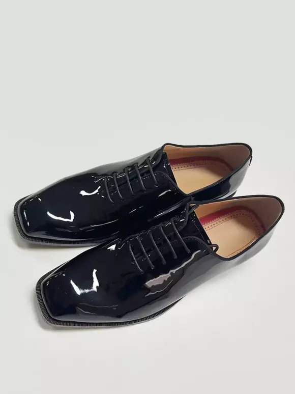 Chaussures de smoking Oxford classiques en cuir verni pour homme à lacets et bout carré idéales pour un mariage un bal ou une cérémonie.