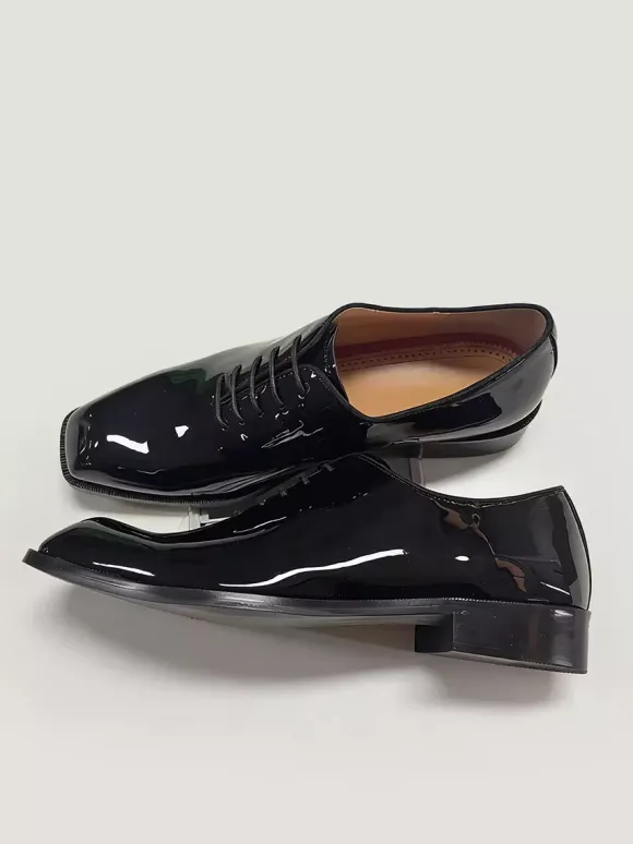 Chaussures de smoking Oxford classiques en cuir verni pour homme à lacets et bout carré idéales pour un mariage un bal ou une cérémonie.