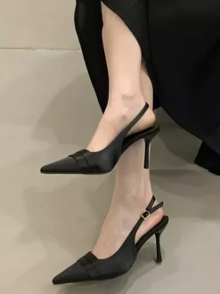 Chaussures habillées en satin pour femmes bout pointu bride arrière idéales pour les fêtes et les mariages.