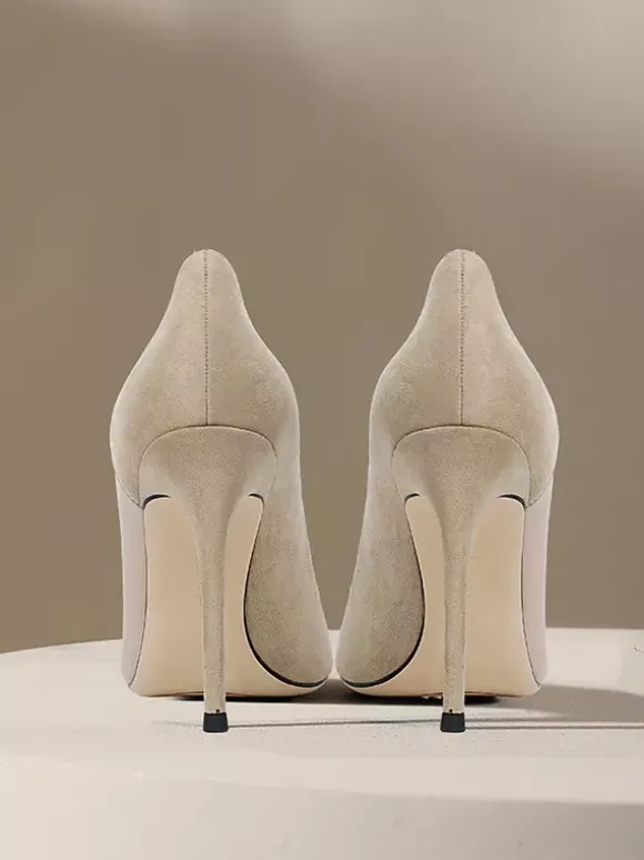 Chaussures habillées en satin pour femmes bout pointu bride arrière idéales pour les fêtes et les mariages.