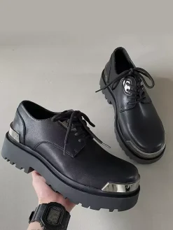 Chaussures habillées pour hommes modernes à bout rond avec détails en métal et cuir PU